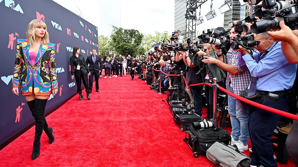 Taylor Swift mengenakan setelan blazer dan celana pendek di red carpet MTV MVMA